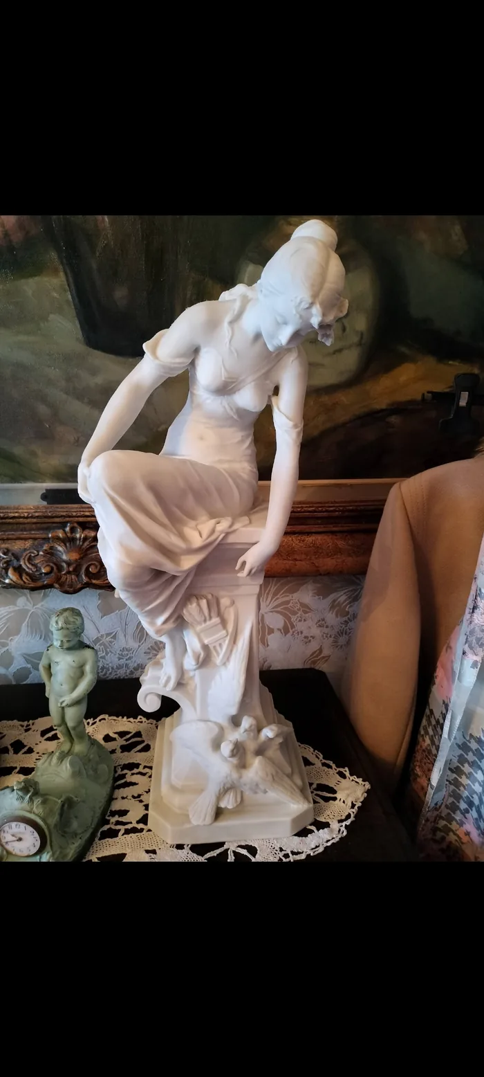 Beeld dame op sokkel