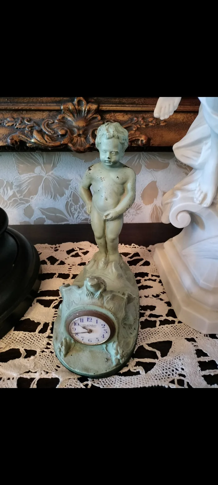 Brons beeldje manneke pis met klokje