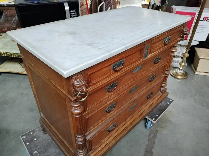 Commode met marmer blad