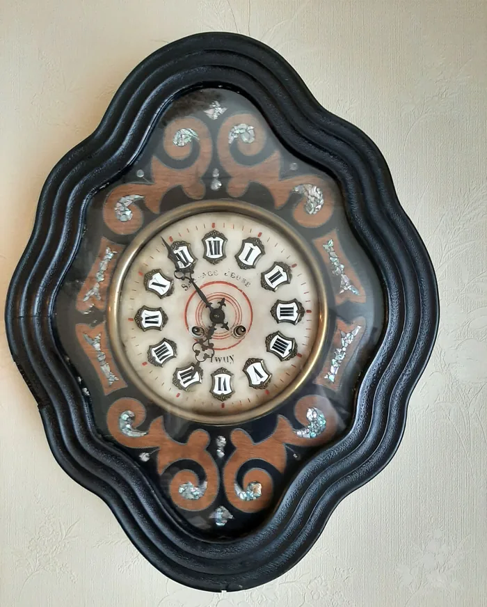 Oeil de boeuf wandklok