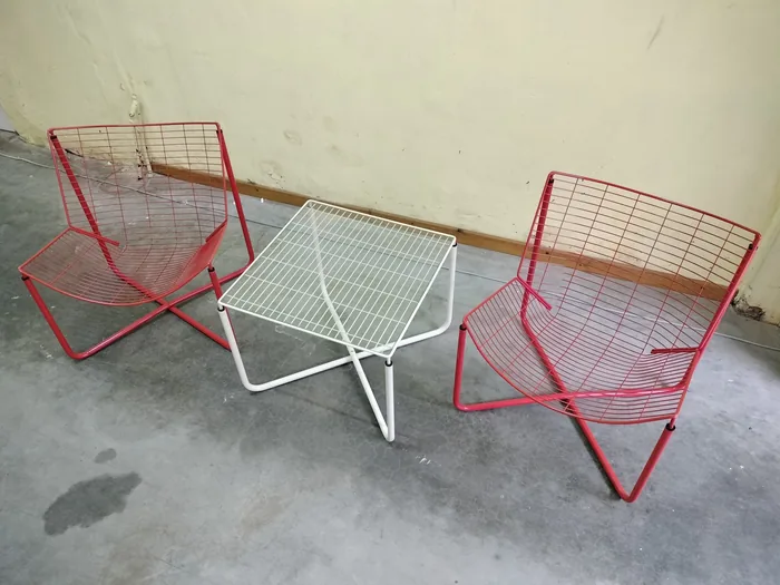 Vintage set 2 rode stoelen en witte tafel met glazen blad