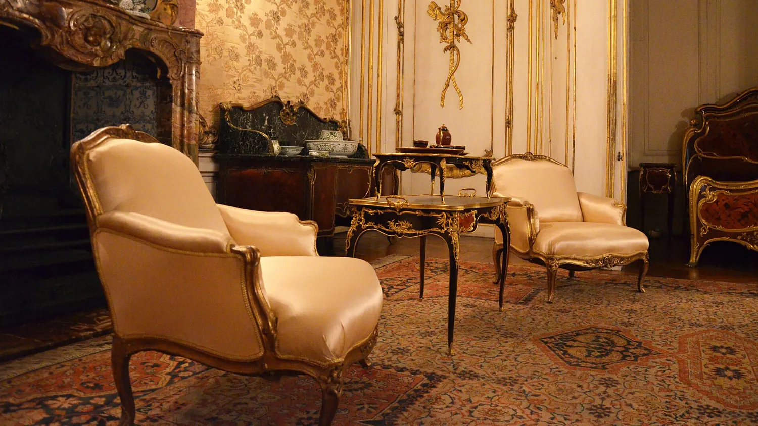 Stijlkamer met fauteuils, verguld meubilair en tapijt