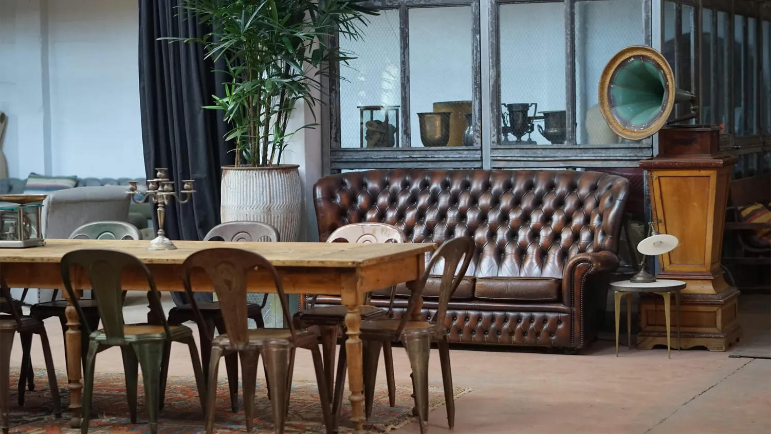 Interieur met chesterfield, eettafel en grammofoon