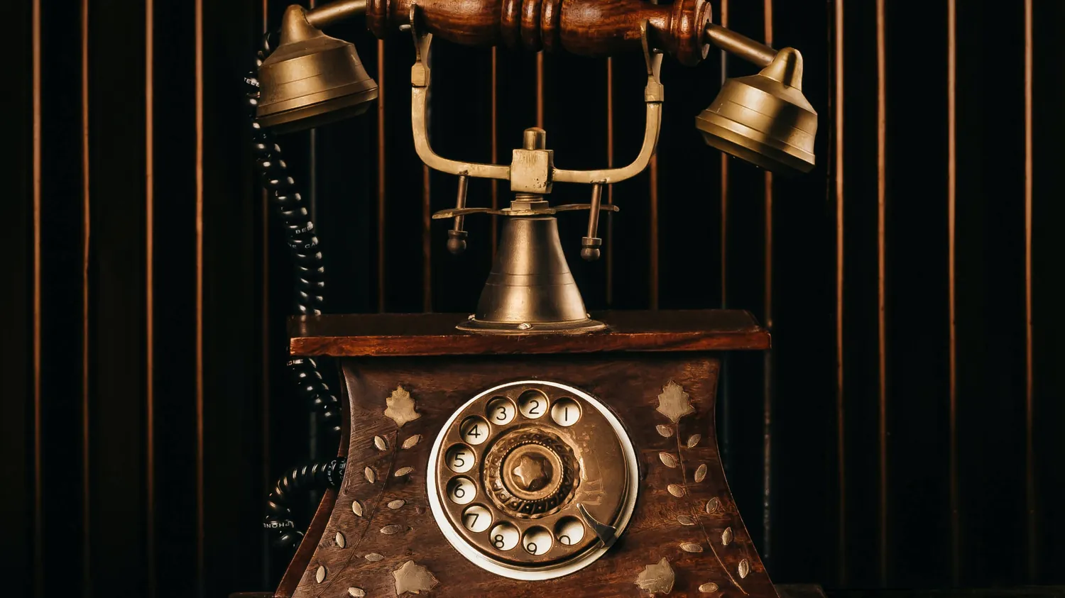 Antieke telefoon met koperen hoorn