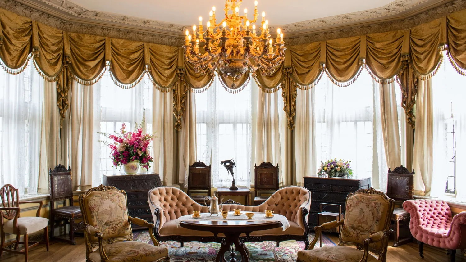 Klassiek salon met antieke meubelen en kroonluchter